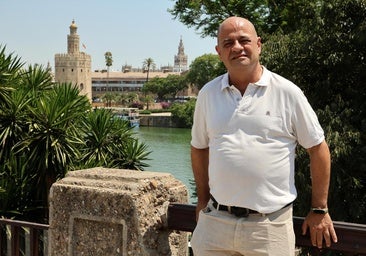 Alberto Macías posa en el entorno de la Plaza de Cuba.