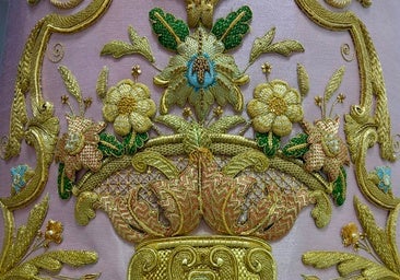 Detalle de la saya rosa de la Virgen de la Aurora