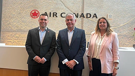 José Luis Sanz busca en Canadá la conexión directa con Sevilla con tres vuelos semanales
