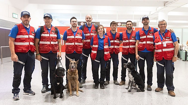 Los nueve profesionales del SAMU, junto a los perros, que han estado una semana y media ayudando a Venezuela.