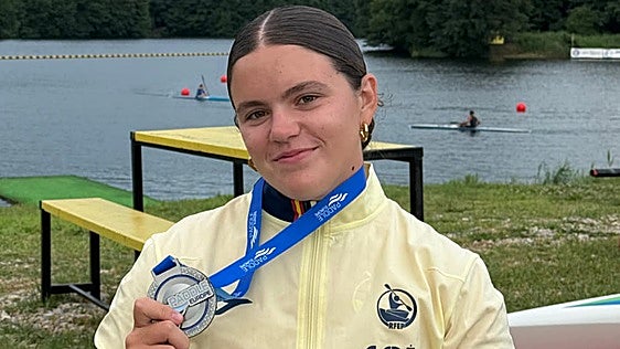 La paracanoísta nazarena Carlota Blanca Romero recibe el premio del Ayuntamiento de Sevilla a la mejor deportista femenina con discapacidad