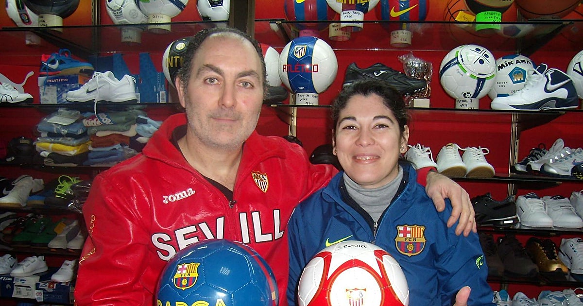 Cierra Deportes Crespo tras 44 años en Triana: «Hoy en algunas tiendas ni te miran a la cara»