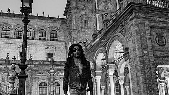 Lenny Kravitz se rinde a Sevilla: la icónica foto que ha dado la vuelta al mundo
