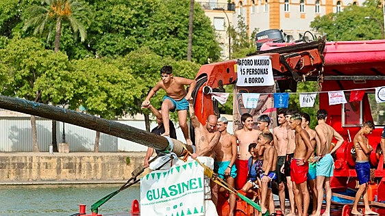 La cucaña sigue repartiendo premios en la Velá de Santa Ana