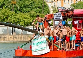La cucaña sigue repartiendo premios en la Velá de Santa Ana