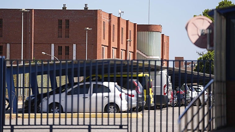 Arrojan comida caliente a la cara de un funcionario del Psiquiátrico Penitenciario de Sevilla y agreden a otro