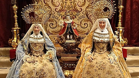 Santa Ana recrea una pintura del siglo XVIII para su besamanos en Triana
