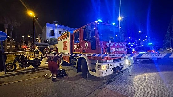 Un incendio en el sótano de una urbanización en Arahal deja más de 50 viviendas afectadas y varios vehículos