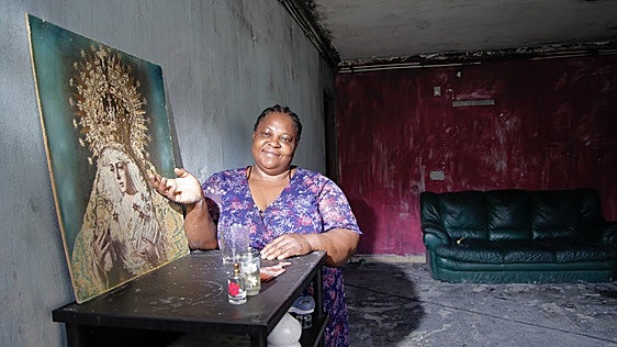 La mujer nigeriana afectada por el incendio de su casa en las Tres Mil: «Si no fuera por la Iglesia, estaría acabada»