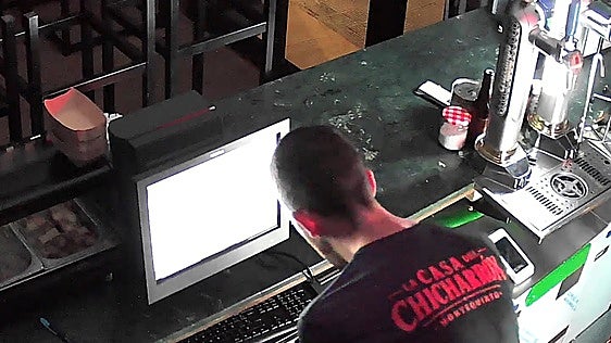 Solo duró dos días: entra a trabajar en un bar de Sevilla y se lleva 760 euros de la caja