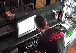 Solo duró dos días: entra a trabajar en un bar de Sevilla y se lleva 760 euros de la caja