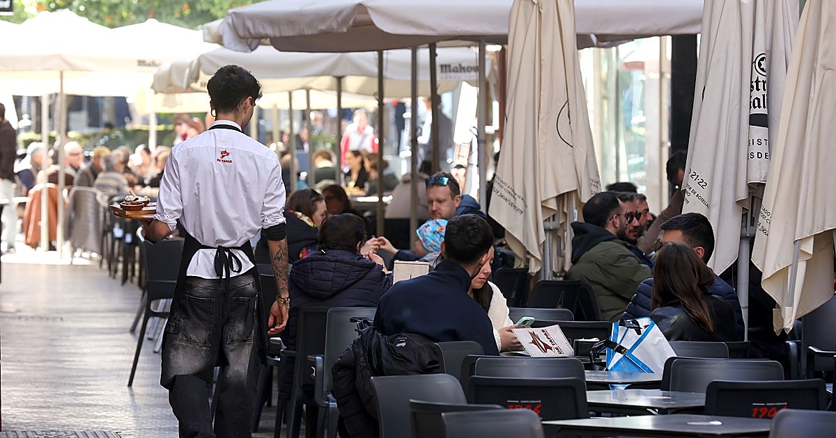 Andalucía contradice la tendencia nacional y baja el paro en 9.660 personas