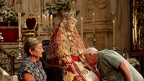 Las imágenes del primer día de besamanos de la Virgen de los Reyes en la Capilla Real