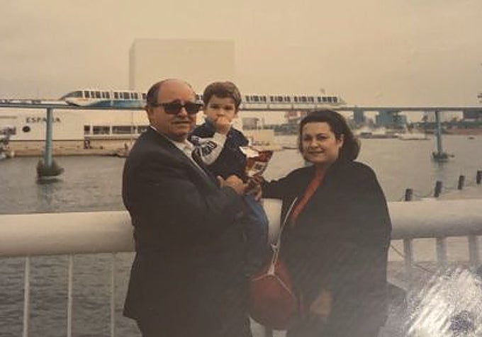 Fernando Olea, creador de re-Expo92, de pequeño en la muestra junto con su familia.