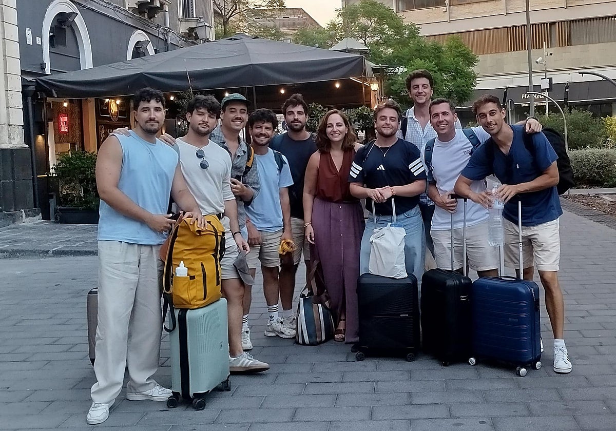 Grupo de sevillanos que se ha quedado sin poder regresar a Sevilla, buscando hotel en Catania