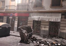 Prenden fuego a unos contenedores que deja secuelas en la fachada de un edificio de Los Remedios