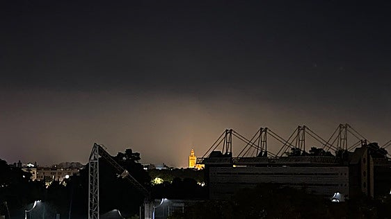 El humo del incendio de Niebla vuelve a sorprender a Sevilla con un fuerte olor a quemado