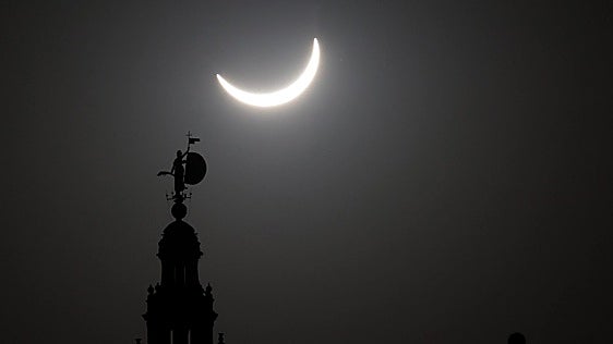 Sevilla vive el eclipse entre la «fiesta» social y la «misión imposible» de conseguir gafas