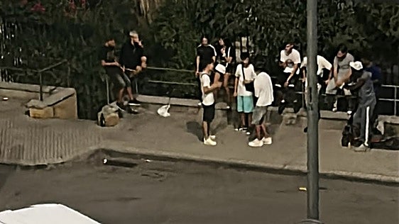 Vecinos denuncian la inseguridad y suciedad en el Polígono de San Pablo por el consumo de alcohol «24 horas» en las calles