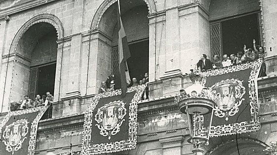 El primer balcón en el que volvió a ondear la bandera rojigualda durante la Guerra Civil