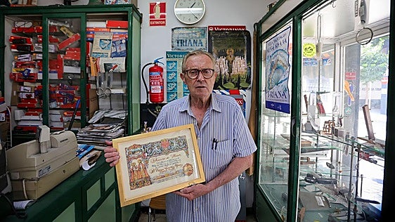 La cuchillería que lleva más de 70 años en la calle Castilla: «Antes aquí se reunían los vecinos, pero eso se está perdiendo»