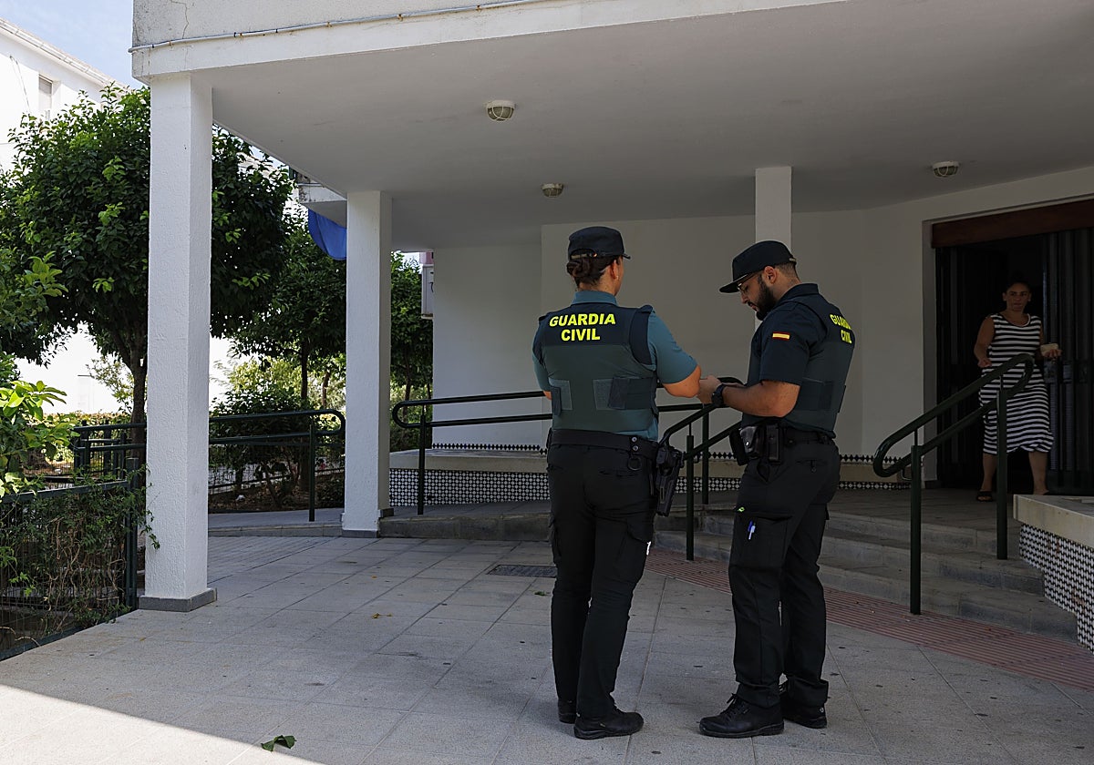 Agentes el domingo en la barriada de El Tinte