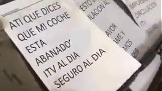 Dos coches llenos de polvo desatan una guerra vecinal de carteles: «¿Exactamente qué es lo que quiere?»
