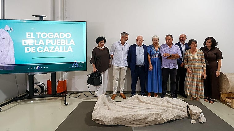 Un paseo en bicicleta de dos vecinos de La Puebla de Cazalla deriva en el hallazgo de una escultura romana