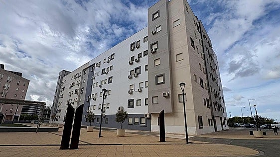 El Ayuntamiento de Tomares aloja en apartamentos y hoteles a 70 familias afectadas por el incendio del garaje