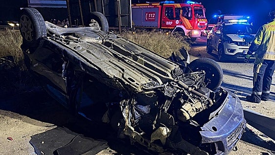 Un herido trasladado al Virgen del Rocío de Sevilla tras volcar su coche en Coria del Río