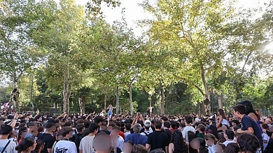 Miles de jóvenes abarrotan la Plaza de España para «farmear aura»: el fenómeno viral que desconcierta a los adultos llega a Sevilla