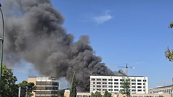 Incendio y explosiones en el hotel de Altadis en Los Remedios
