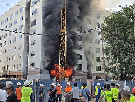 Trasladan al hospital Virgen del Rocío a cinco trabajadores del hotel de Altadis incendiado