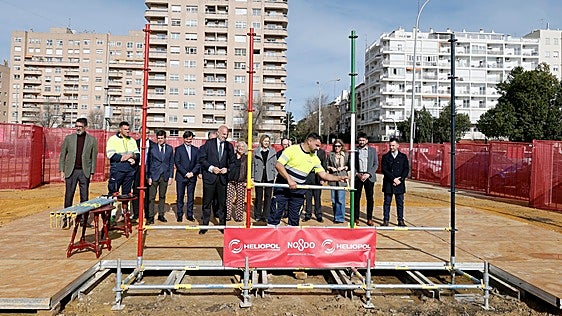 El Ayuntamiento adjudica de nuevo a Heliopol el montaje de la portada de la Feria en plena polémica por los toldos