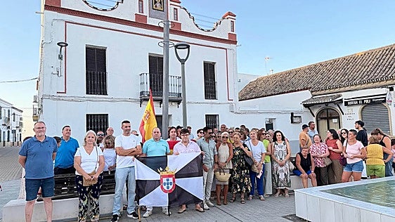El alcalde socialista de Albaida desoye la orden de Montero y acude a la manifestación en apoyo a Ceuta