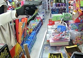 La Guardia Civil detiene a dos hombres por el violento atraco a punta de pistola en un bazar de Los Palacios
