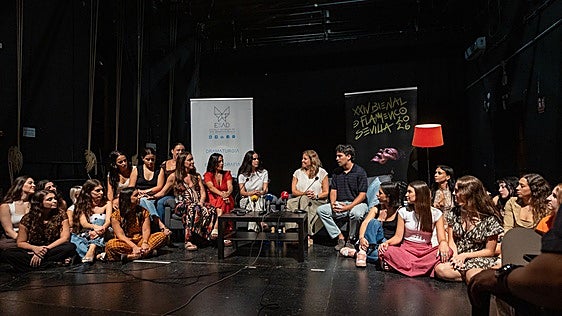 Ángeles Toledano y una treintena de jóvenes llevan a la Bienal de Flamenco un «himno a la sensibilidad»
