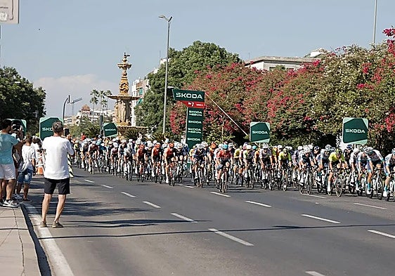 Cortes de tráfico en Sevilla por el paso de La Vuelta a España: horarios, calles, parkings afectados y desvíos