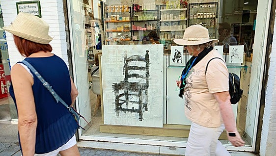 La Bienal en el escaparate: la calle Feria se convierte en un escenario más con la intervención artística 'Paisaje y paisanaje'