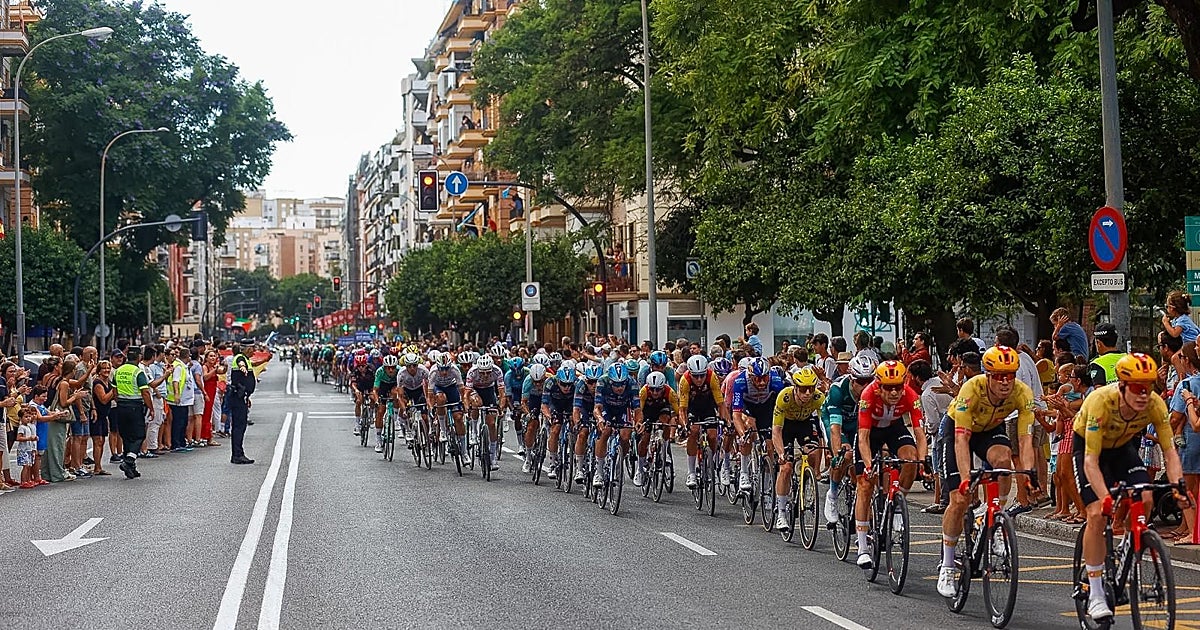 Sevilla salva una jornada complicada de tráfico con el paso de la Vuelta Ciclista