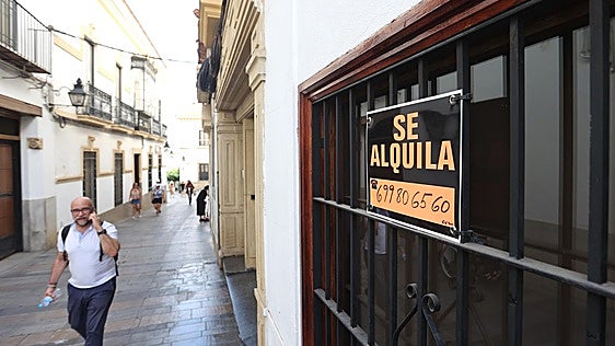 Confirmado por la Ley de Arrendamientos Urbanos: aunque tu casero venda el piso, el nuevo dueño está obligado a mantenerte el alquiler durante este tiempo