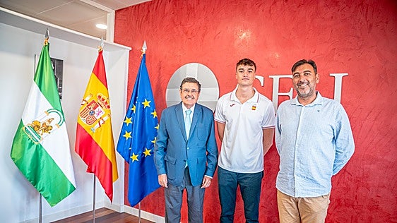 La Universidad CEU Fernando III refuerza su apuesta por el deporte y el talento con el Club Natación Mairena del Aljarafe