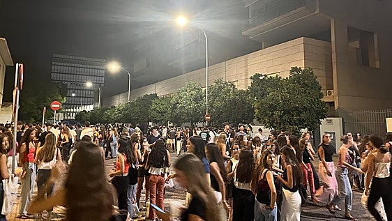 La desesperación de los vecinos del Puerto de Sevilla: 25 años aguantando botellones en la puerta de sus casas