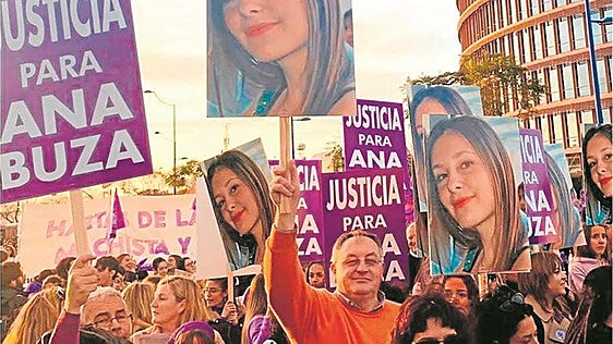 La muerte de Ana Buza en la A-4 llega a juicio: el accidente con su novio que nunca creyó la familia