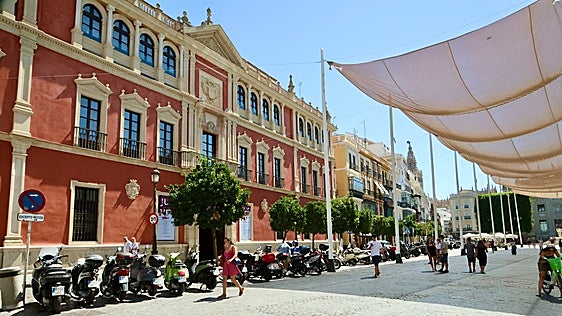 José Luis Sanz negociará tarifas 'low cost' en los parkings del Centro para eliminar las motos de las aceras