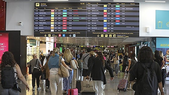 Los empresarios de Sevilla cargan contra Óscar Puente por tumbar la ampliación del aeropuerto