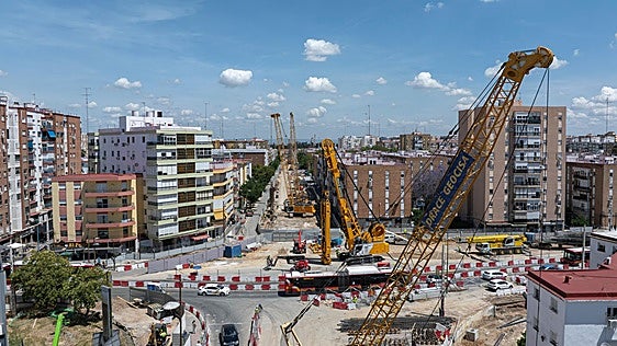 Obra del Metro de Sevilla a la altura del cruce de Doctor Fedriani con Leal Cast