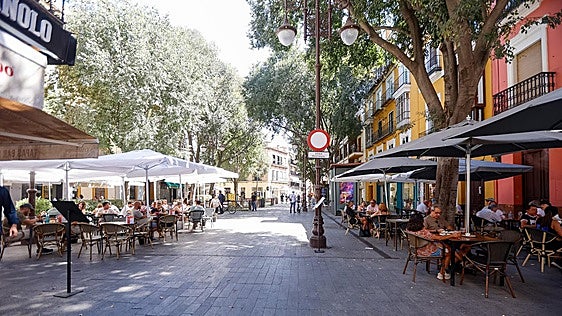 El PSOE critica los veladores de la Plaza Nueva tras haber llenado de terrazas el Centro de Sevilla