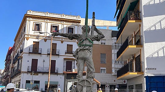 Retiran la estatua de Rodrigo de Triana de Pagés del Corro para realizar una copia en bronce