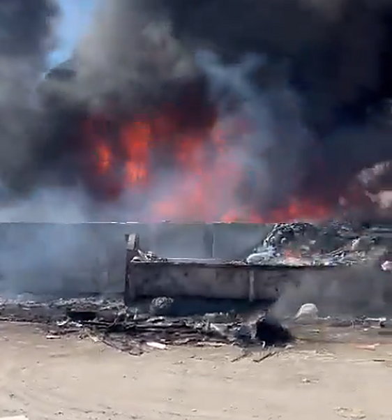 Un incendio devora el punto limpio de Isla Mayor y amenaza a varias naves industriales